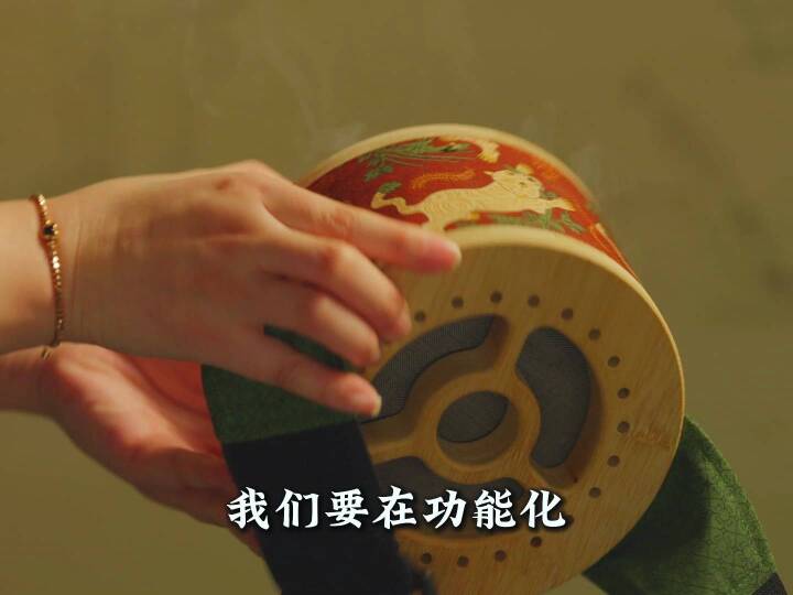 这里是湖北蕲春，李时珍的故乡。艾草在我们手里，是千年养生瑰宝。我们打破传统艾灸印象，通过品牌化、功能化、场景化、创新化，让古法技艺走进日常。古法+量产+便捷，让