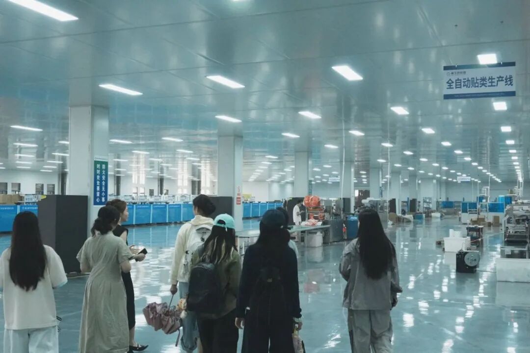 实践队参观蕲艾加工生产现场