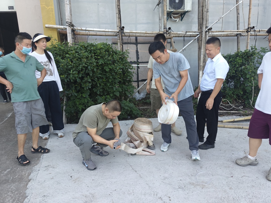 员工协作铺设连接消防水带