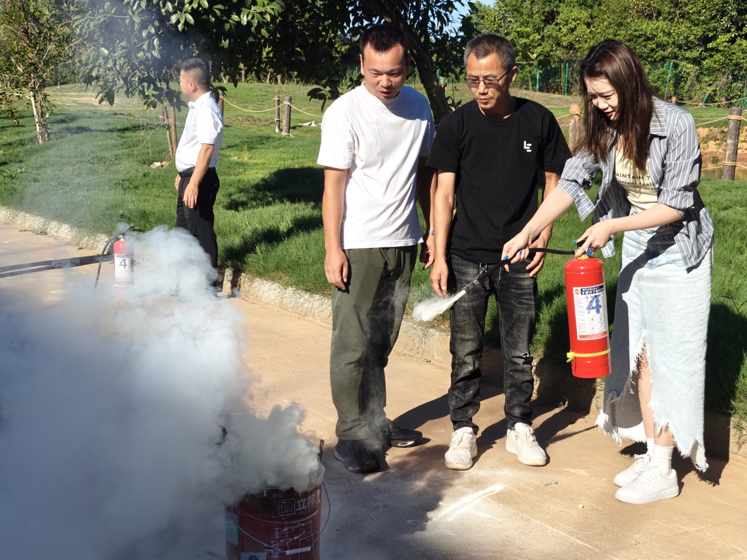 员工使用灭火器进行喷射演练