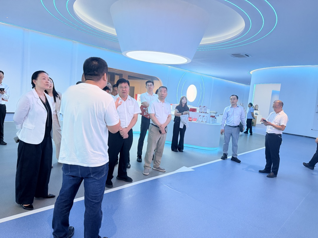 海口市政协考察组一行在湖北蕲艾供应链有限公司产品展示区了解情况