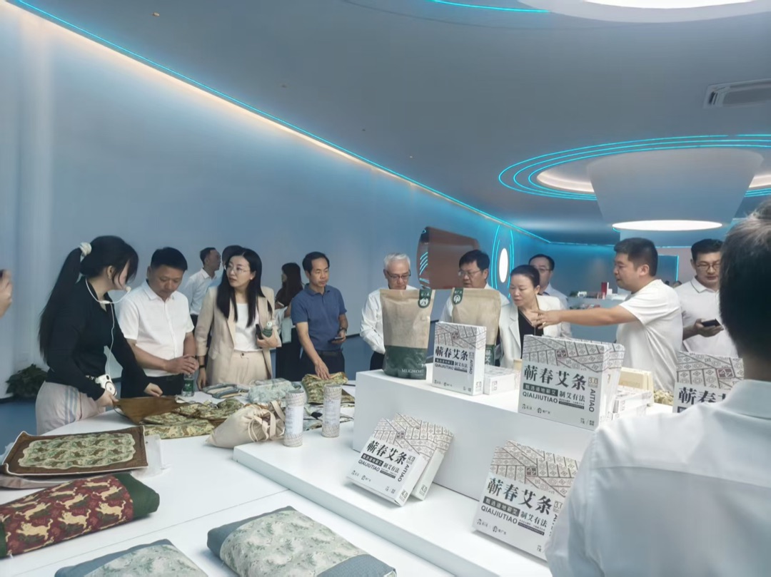 考察组成员在公司展台前驻足交流