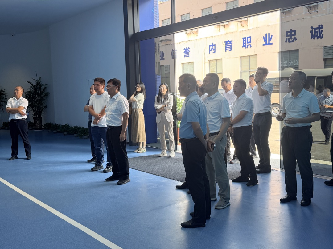 考察组现场听取介绍、交流产业发展思路