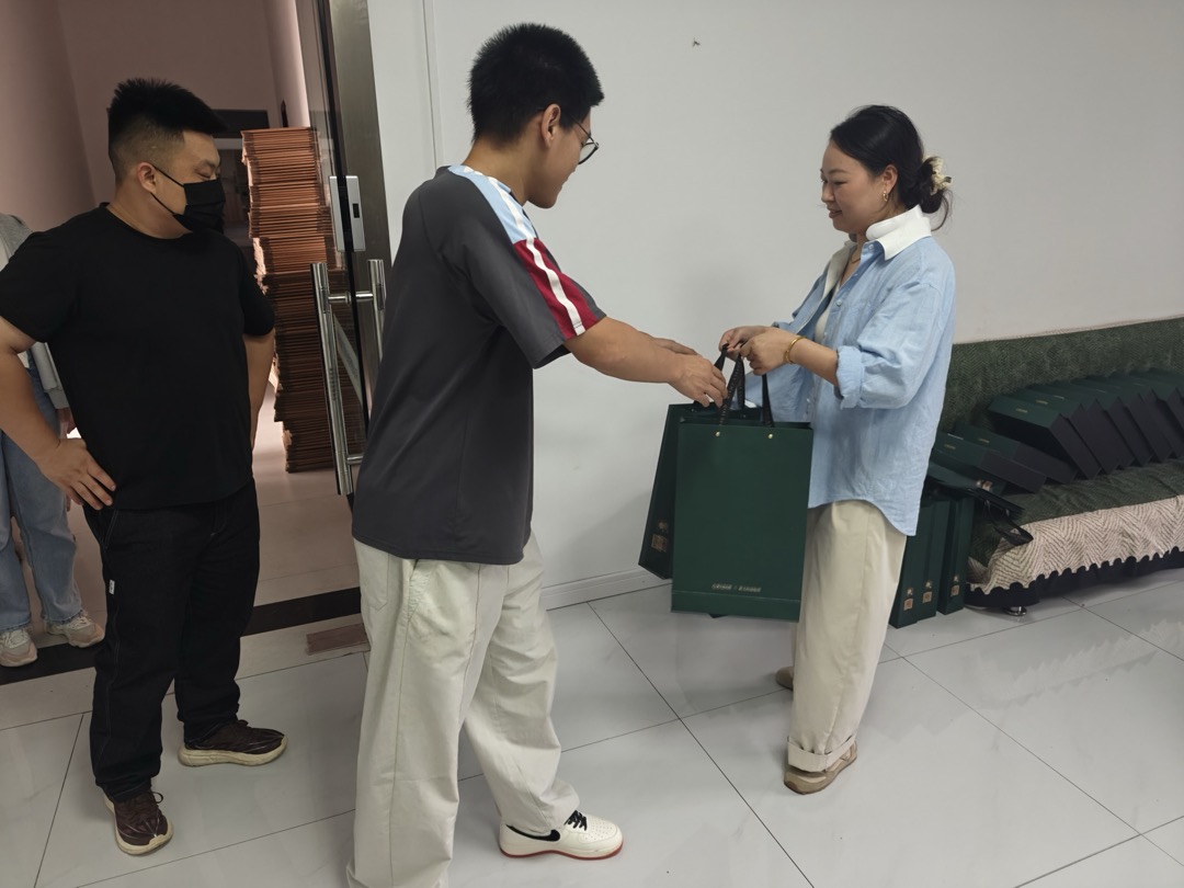 办公室发放现场