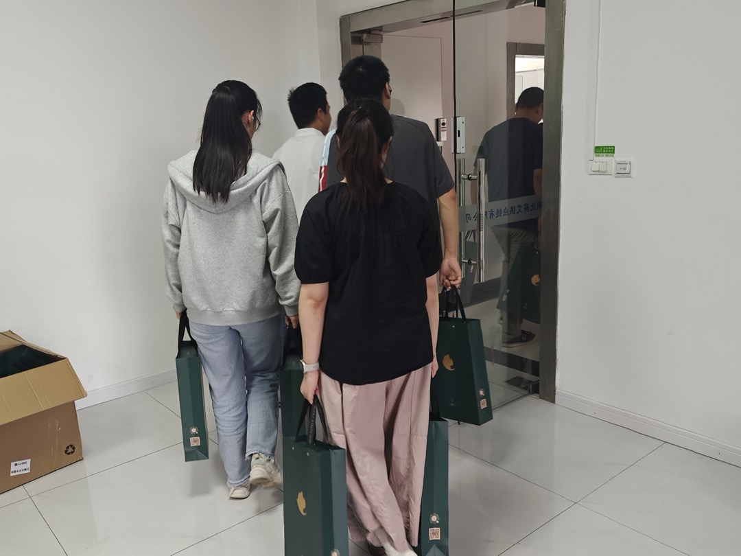领到礼盒的同事结伴离场