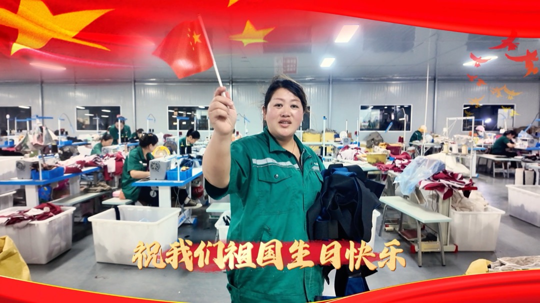 员工在作业台前送上国庆祝福