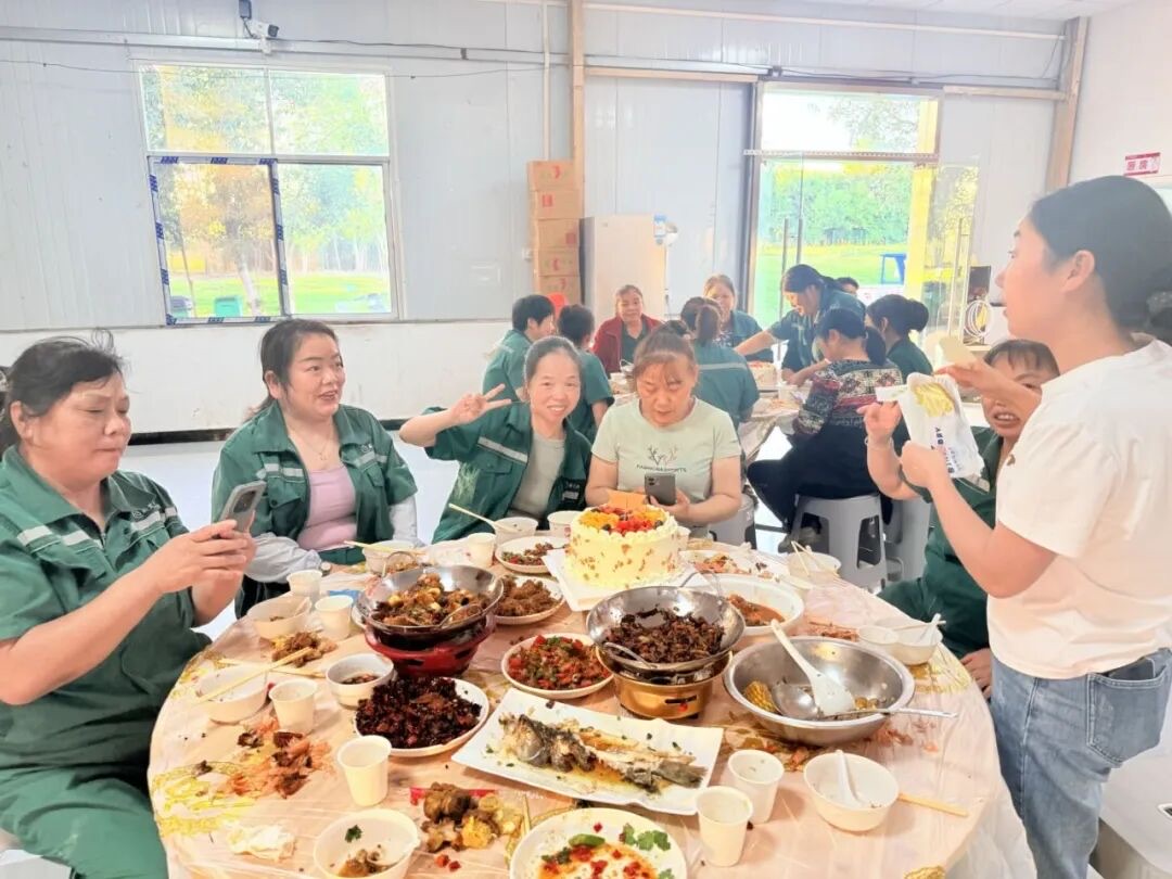 烛光亮起，把美好的祝愿送给本季度寿星
