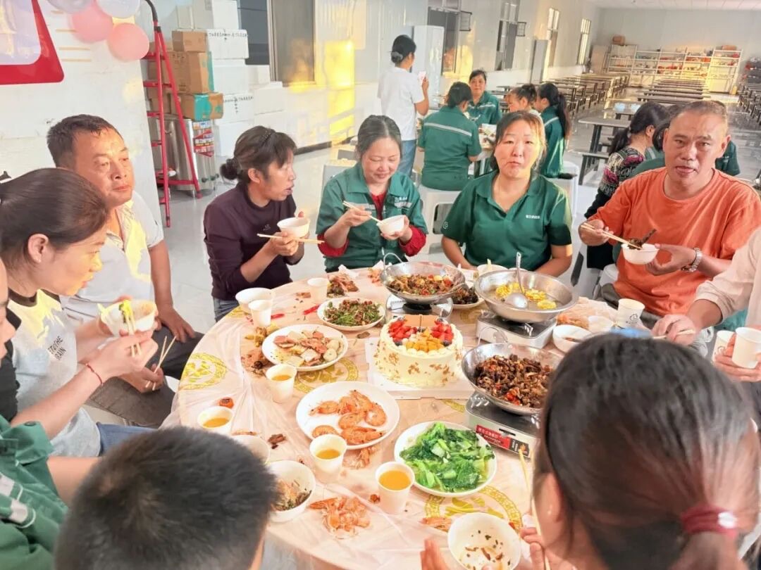 一桌热菜端上桌，围坐边吃边聊