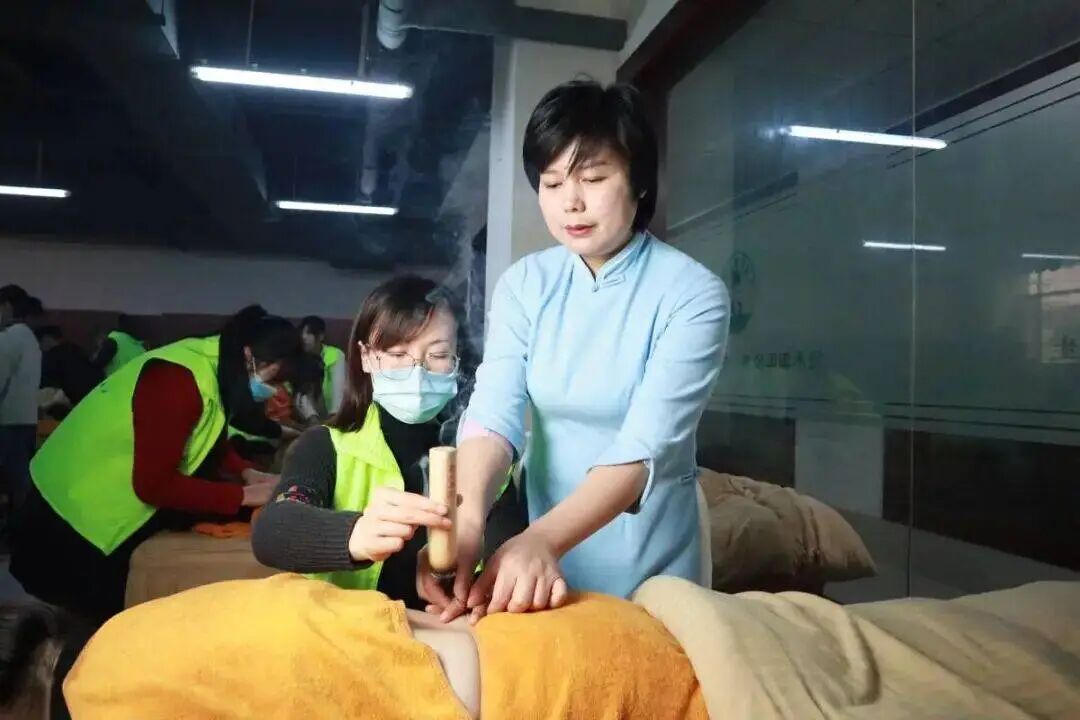 余锦秀在教学中指导学员练习艾灸技法