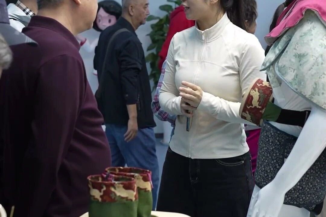 展区现场围绕蕲艾制品交流