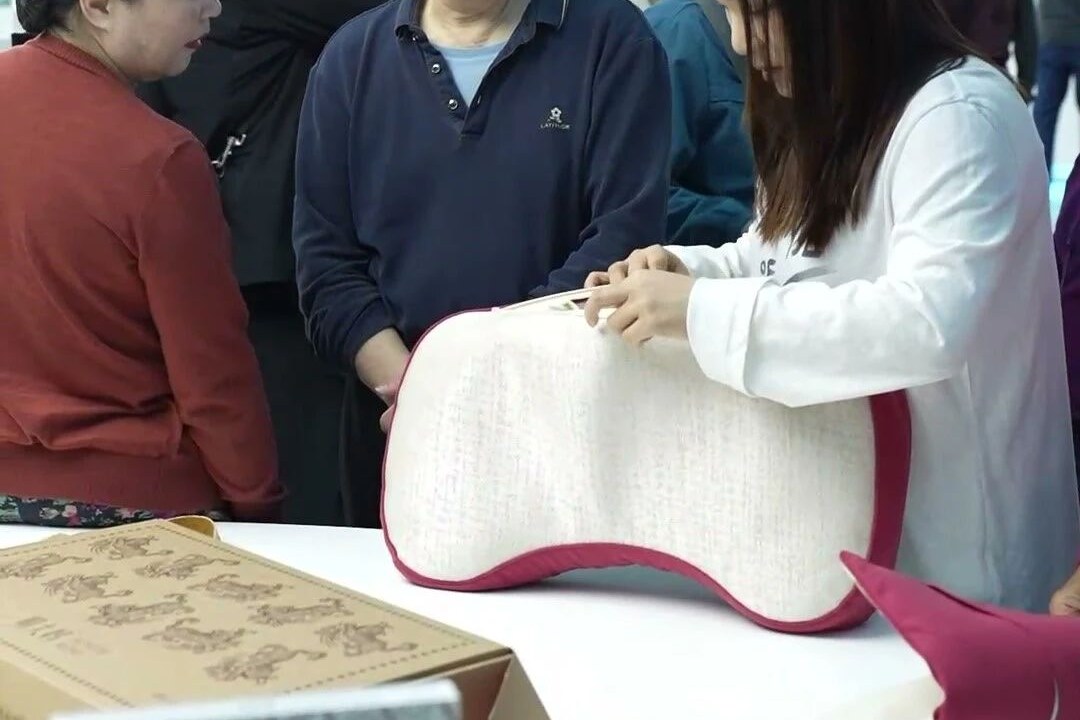 参观团在展区了解布艺制品
