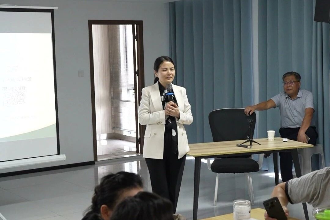 陈丹书记在现场介绍蕲春蕲艾产业发展情况