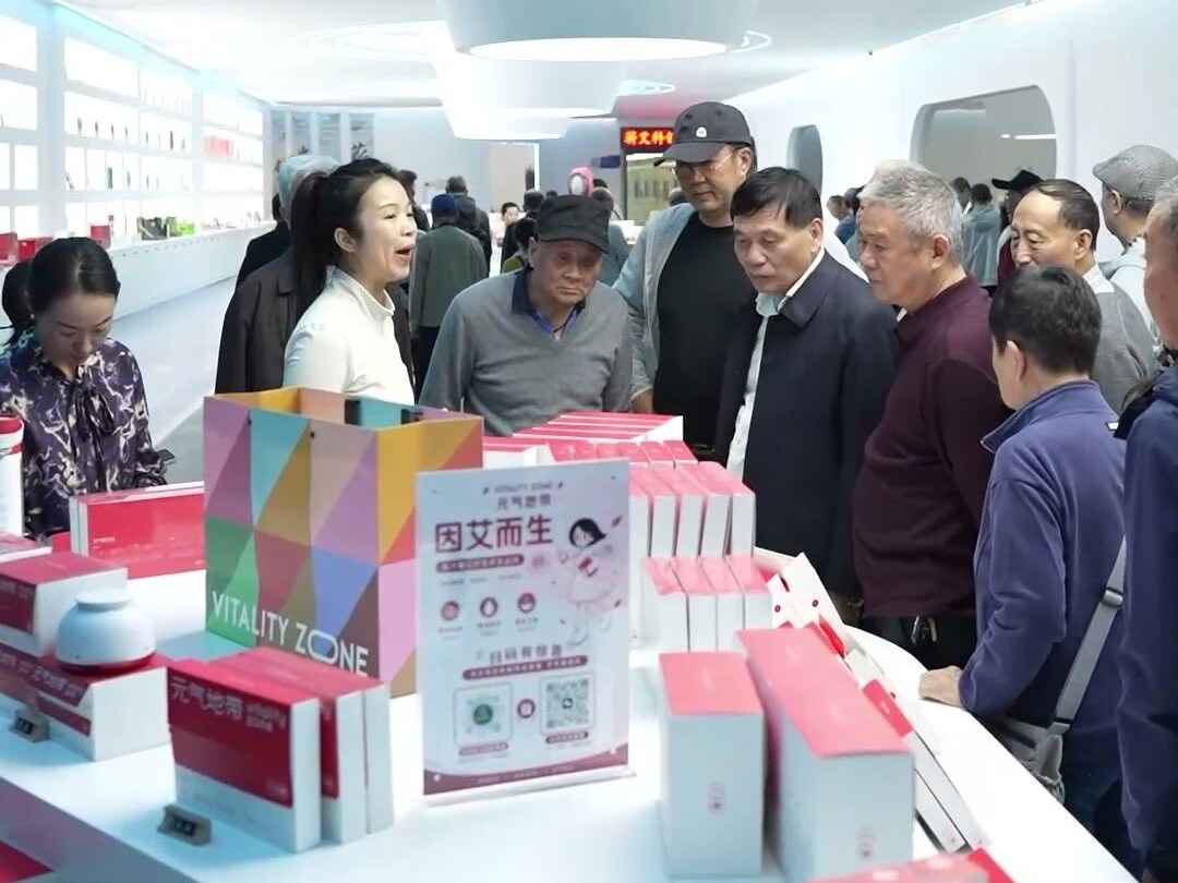 老同志们在蕲艾智能工厂展厅了解产品