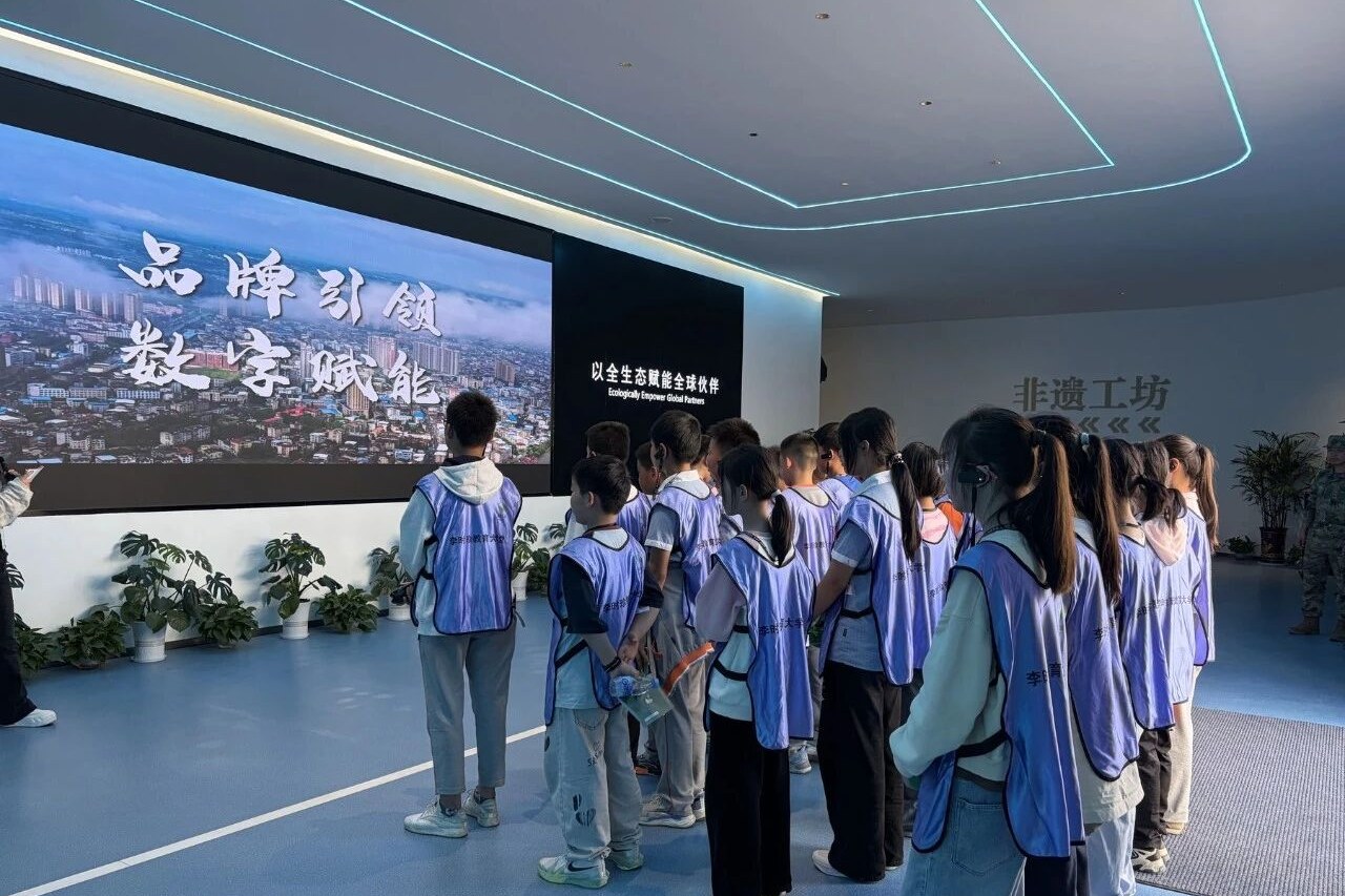 同学们在展厅观看展示、听取讲解