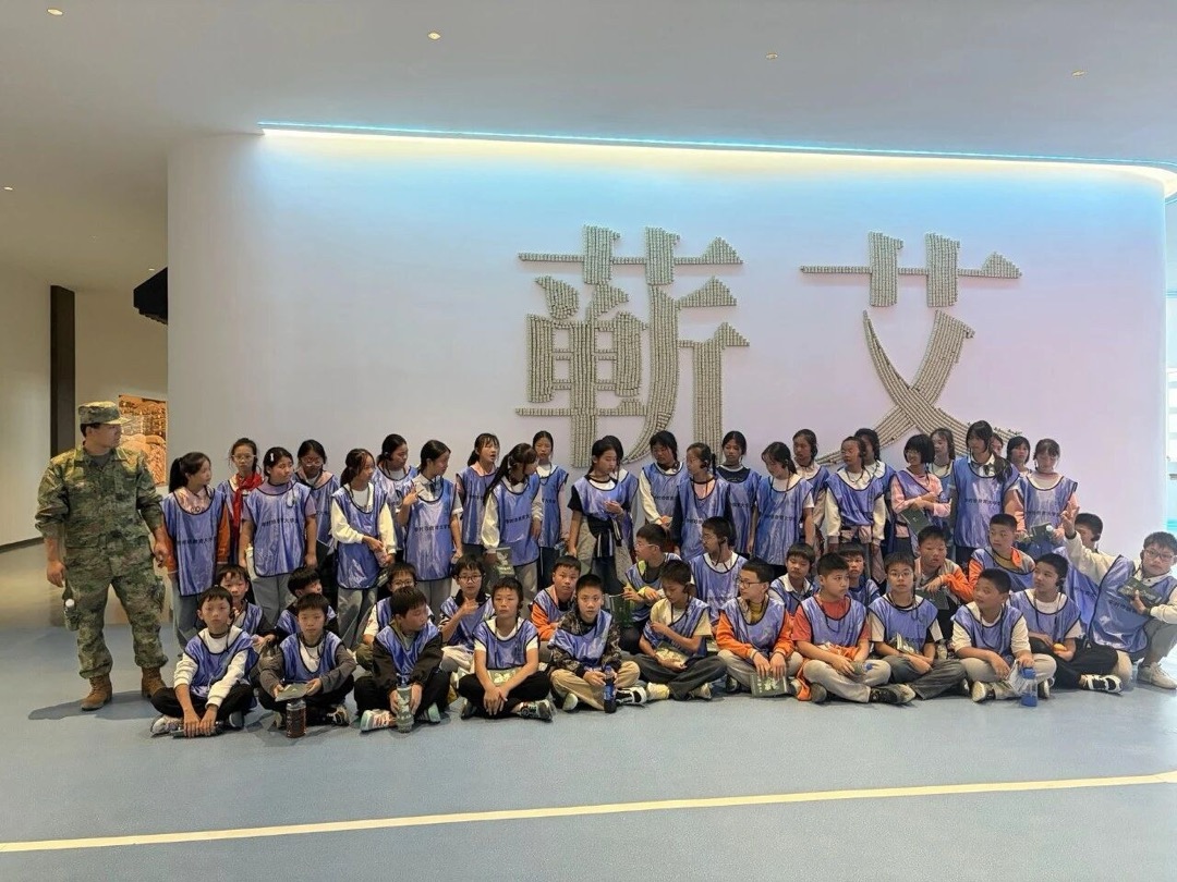 蕲春县第三实验小学研学团队在蕲艾展厅前合影