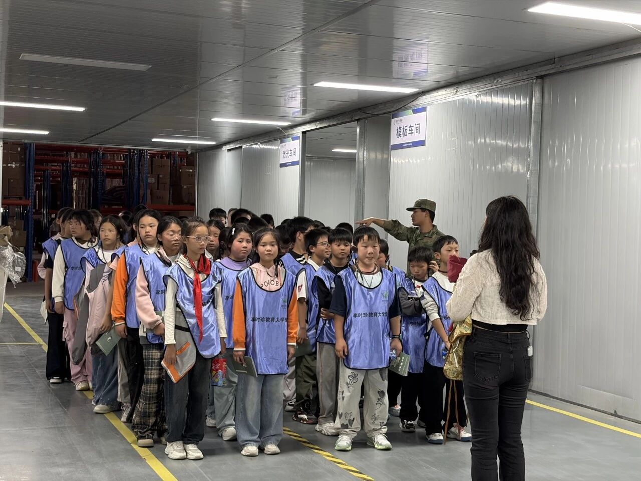 同学们在园区生产区域听取介绍