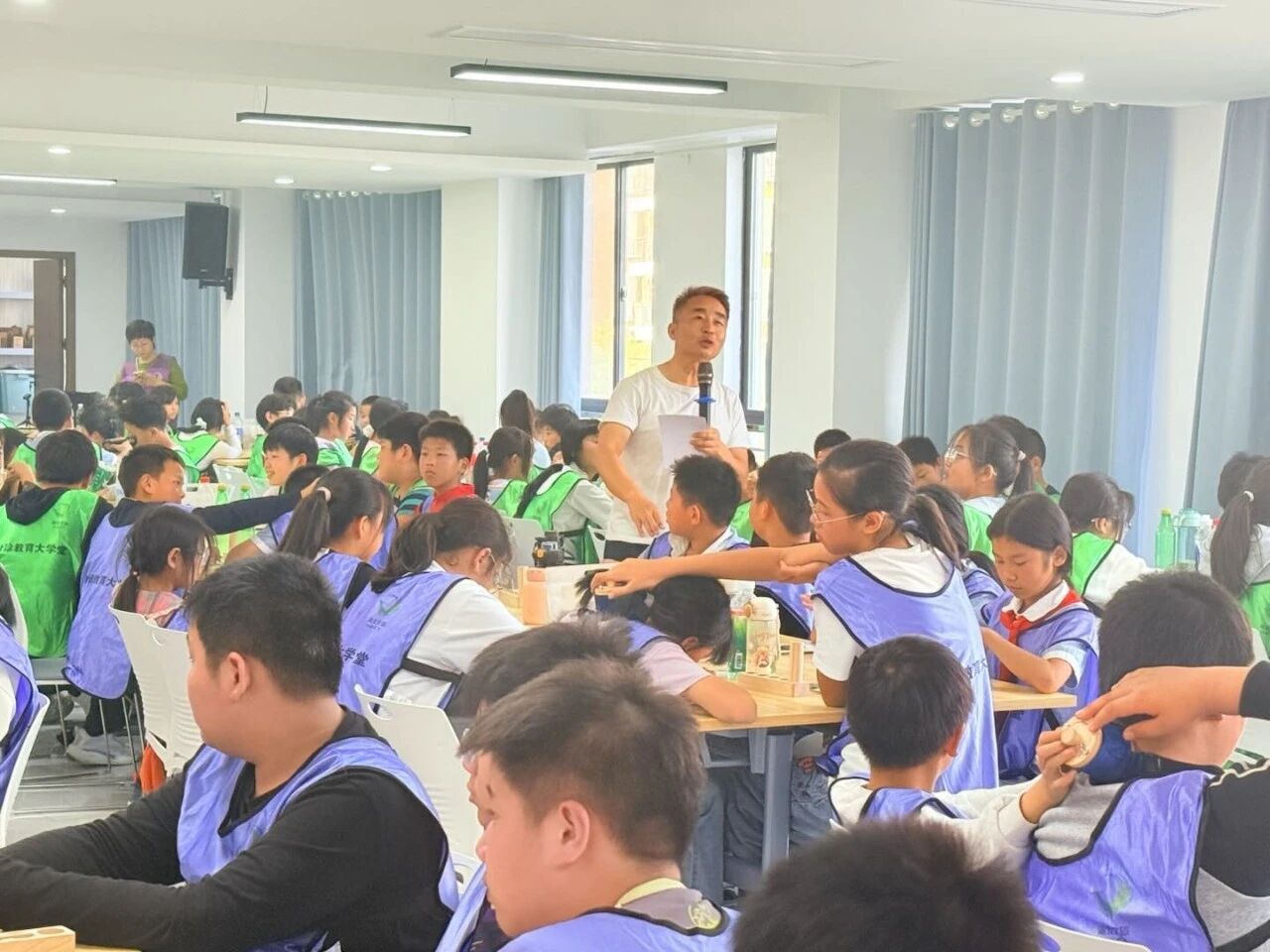 讲解人员在课堂上与同学们交流
