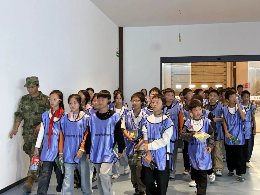 蕲春县第三实验小学研学团队在园区内参观